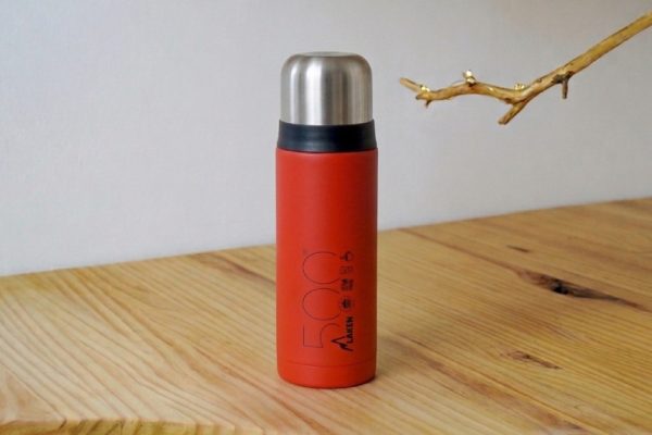 BOTELLA TÉRMICA CON TAZA 0,5L